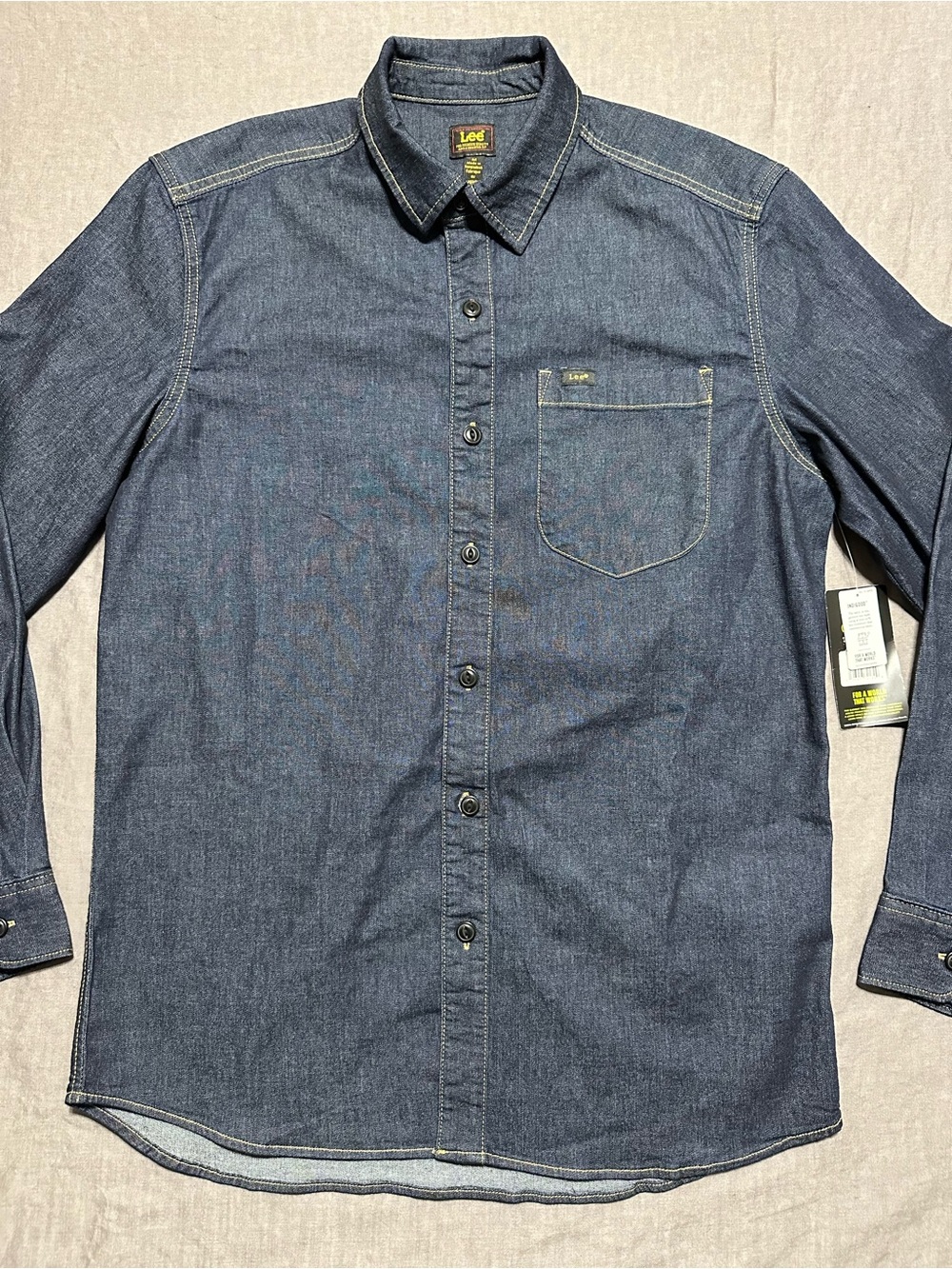 🆕 Lee Men’s Extreme Motion Indigo Denim Button-Down Shirt - Picture 2 of 6